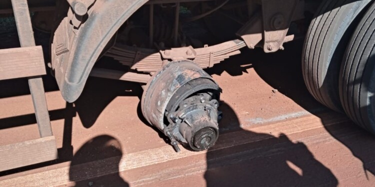 RUEDA COMPLETA. Neumático y llanta se desprendieron e impactaron al motociclista.