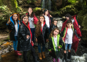 Con sachets de leche confeccionan pilotos para ayudar, reciclar y dar empleo