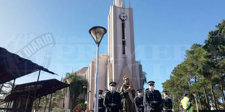 FIESTA POPULAR. La procesión por las calles de Oberá tuvo el acompañamiento de la Banda del Servicio Penitenciario. (Foto: Gentileza G. Acuña)
