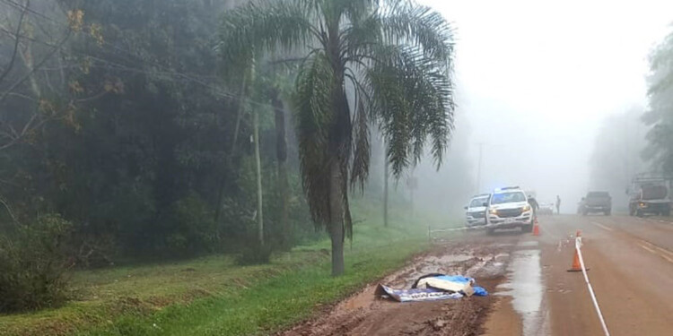 INGRESO A EL ALCÁZAR. El cadáver tapado en el barro de la banquina corresponde al trabajador maderero Claudio Schlender.
