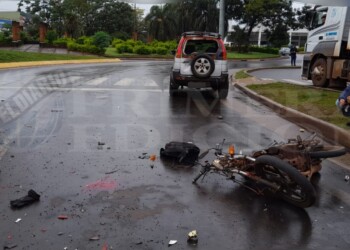 Colisión entre auto y moto deja un lesionado grave en Posadas