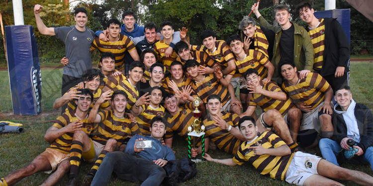 FIESTA EN EL HORMIGUERO. Tacurú festeja un nuevo título en la divisional M-18, donde se consagró bicampeón.