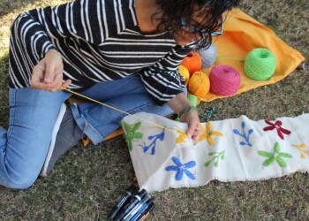 El arte de amalgamar el bordado y la pintura en figuras botánicas