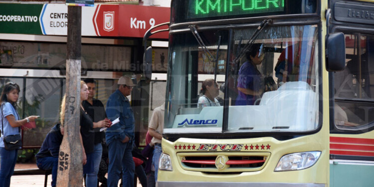 DOLOR DE CABEZA. Los usuarios en horarios pico o no pueden utilizar el servicio o viajan amontonados.