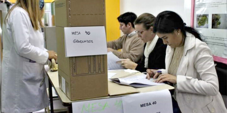 ELECCIONES. Se desarrollaron con normalidad y se observó una importante participación del claustro graduados.