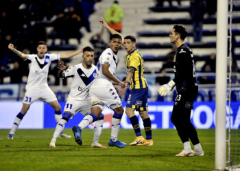 Vélez consigue su primera victoria en el torneo