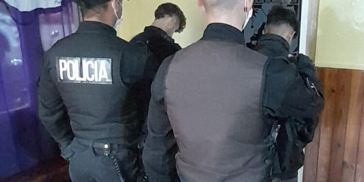 APREHENDIDOS. Los sospechosos serían indagados el martes próximo.