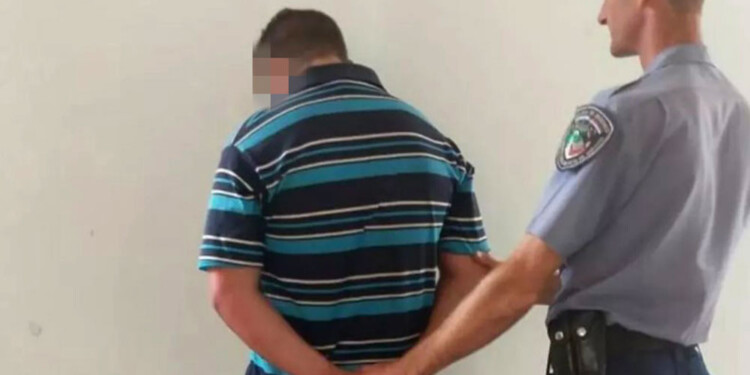 DETENCIÓN. Una comisión policial halló al sospechoso agazapado en el monte para intentar evitar que lo arrestaran.