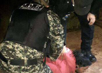 Intentó quemar una camioneta, dañó un almacén y casi apuñala a un policía