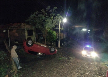Se fue hacia atrás en una calle empinada y terminó “ruedas para arriba”