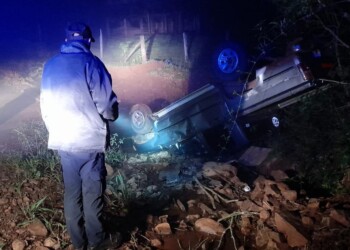 Por cambiar la música, chocó un puente y volcó