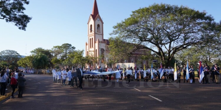 Apóstoles conmemoró el Día de la Independencia con acto y desfile