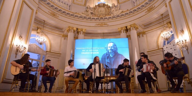 TALENTO COMPARTIDO. “Hace más de treinta años que vivo en la Ciudad, soy un ciudadano que camino por esta ciudad, y la amamos porque nos dio un montón de maestros”, expresó el Chango al recibir la distinción.