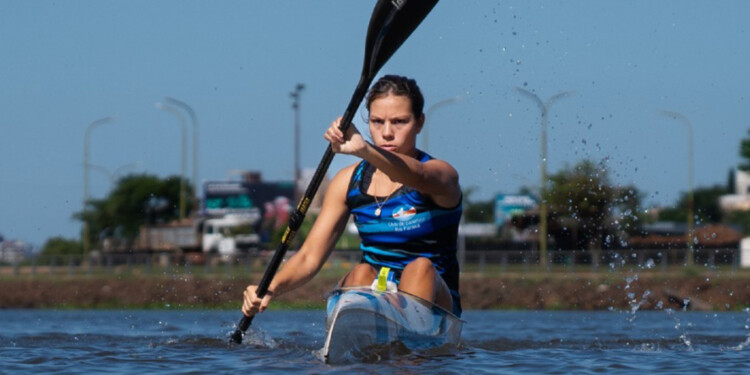 EN EL AGUA. Valentina sigue con sus entrenamientos en Posadas.