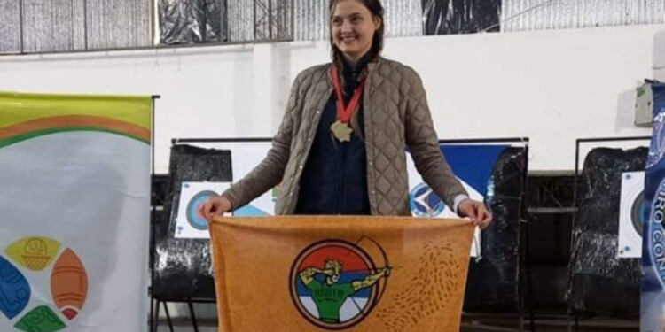 DIRECTO A LA FINAL. Paola Brodzicz, con la bandera de AMiTA, será una de las representantes misioneras en Alem.