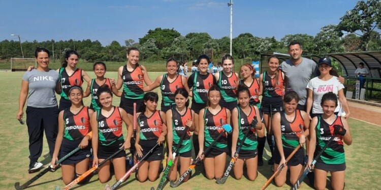 HAY EQUIPO. Las chicas de Misiones partieron rumbo al Nacional.