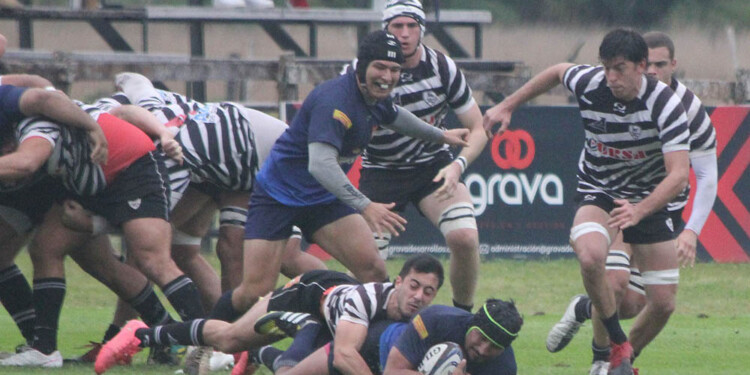 BAJO PRESIÓN. Nicolás Palaguerra soporta el tackle rival, en un pasaje del partido frente a Aranduroga.