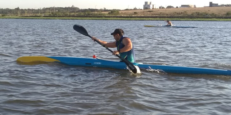 EN SU CASA. El misionero cumplió una cuenta pendiente: entrenar en su provincia. En la foto, con el Centro de Conocimiento de fondo. Se viene Canadá.