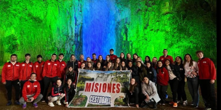 REPRESENTANTES. Los tres equipos misioneros, el último lunes por la noche, tras partir desde Posadas hacia Córdoba.