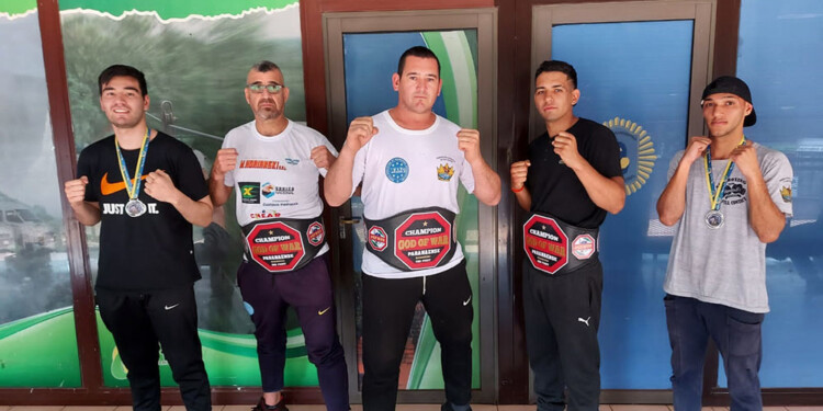 CON SUS CINTURONES. Los misioneros que representaron a la Argentina.