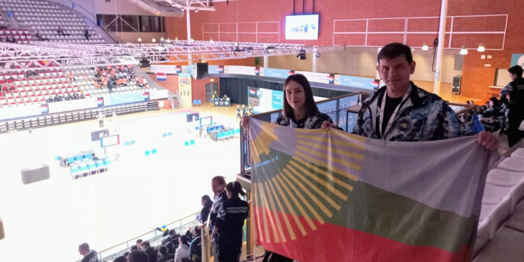EMBAJADORES. Vargas y el instructor Cabañas, en pleno campeonato.