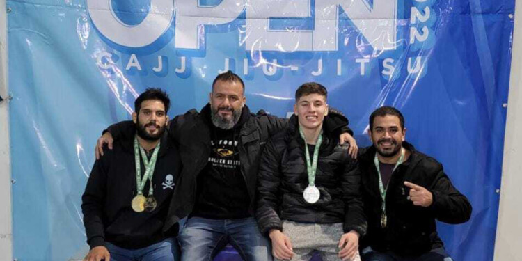 AL PODIO. Solís, Gadea y Chávez, junto al instructor Marcelo Fernández.