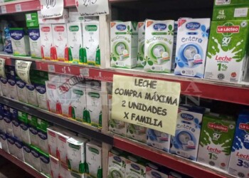 Limitan venta de alimentos básicos y bebidas en los supermercados