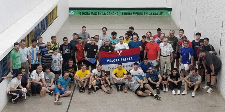 A ROMPER LA PARED. Parte de los competidores que jugó el finde en Posadas. Fue en homenaje a Roberto Leonardo.