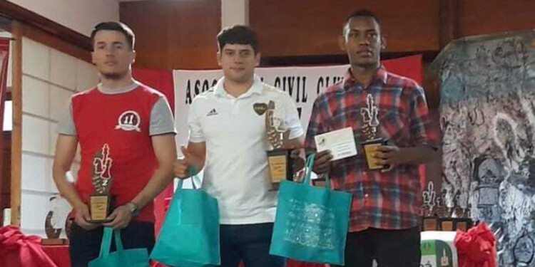 EL PODIO. Los ganadores del finde a puro ajedrez en la Casa Japonesa. (Gentileza Club Ajedrez Oberá)