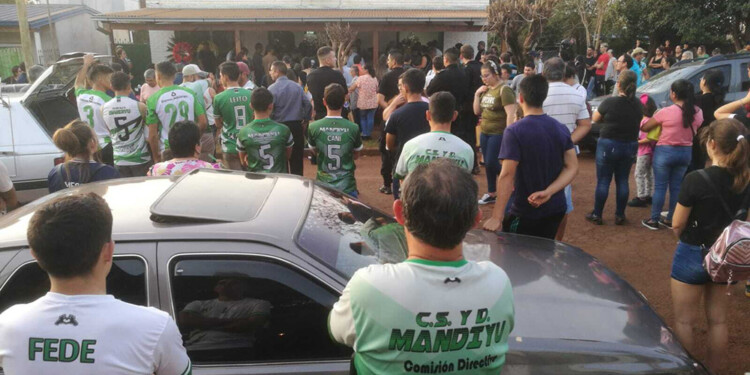 ACOMPAÑAMIENTO. Los hinchas del Verde hicieron sentir ayer su afecto hacia las familias, en el último adiós.