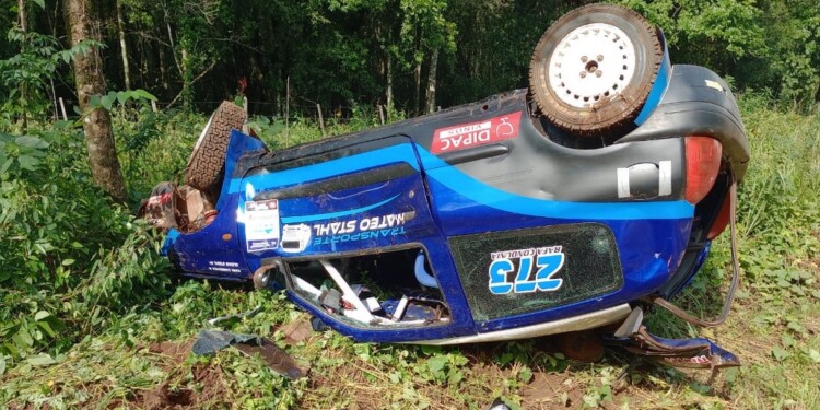 DAÑOS. Así quedó el Renault Clio que era conducido por Alexis Stahl.