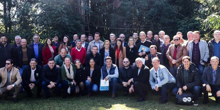 REUNIÓN POSITIVA. Intendentes, legisladores y empresarios de Argentina y Brasil dieron el puntapié inicial para que se construya el viaducto sobre el Uruguay. (Foto: Municipalidad de El Soberbio)