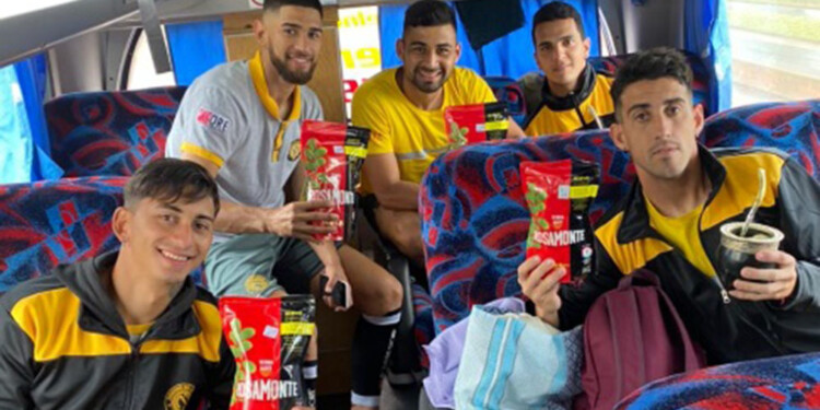 MATEANDO. Crucero partió ayer desde Santa Inés para el juego de hoy con el Lobo (Prensa Crucero)