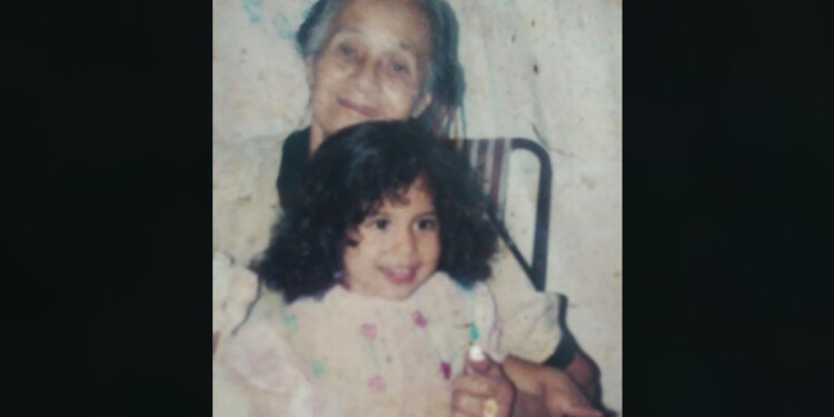 DE PEQUEÑA Karina (Karen Gabriela) junto a su abuela adoptiva María Dolores.