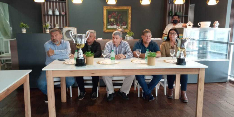 LANZAMIENTO. Fue ayer por la mañana, en una confitería céntrica, con la presencia del presi Castelli y varios dirigentes.