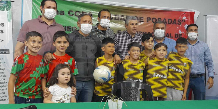 LA FIESTA, DE ELLOS. Pequeños players de Brown y Tacurú, ayer junto a las autoridades, en el lanzamiento del torneo.