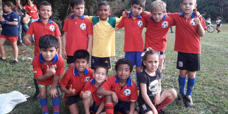 HAY FUTURO. El team del Deportivo Güemes, en la previa de la jornada.