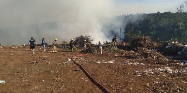 Llevó tres días sofocar el incendio en el exbasural de Puerto Iguazú