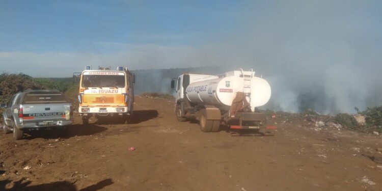 Llevó tres días sofocar el incendio en el exbasural de Puerto Iguazú