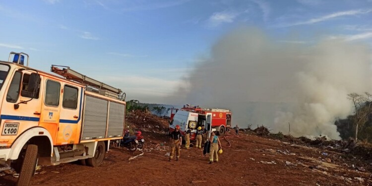 Llevó tres días sofocar el incendio en el exbasural de Puerto Iguazú