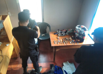 Ocultó 18 cuchillos entre 9 pantalones que llevaba puestos