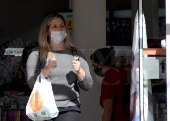 A pesar de no ser obligatorio sigue amplia la adhesión al barbijo