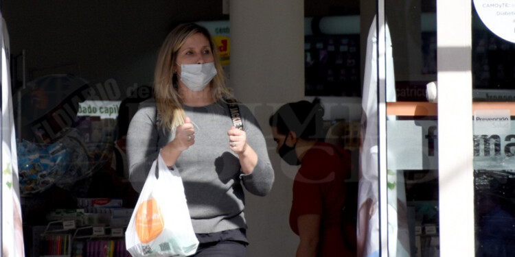 ADHESIÓN. Adentro de los comercios y el transporte urbano es mayoría la gente que usa el barbijo.