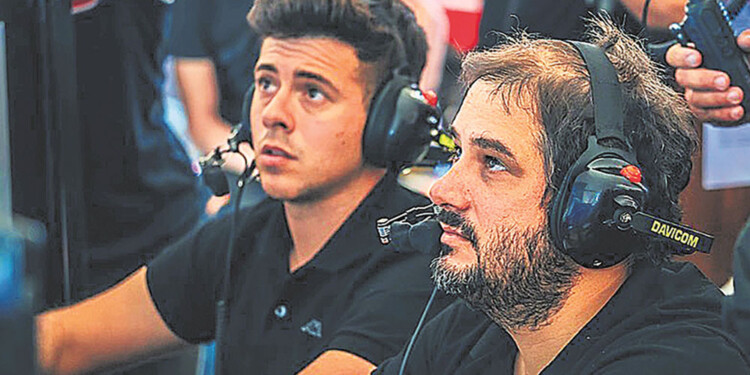 EN CADA DETALLE. Piatti junto a uno de los integrantes del JP Carrera, buscando el detalle que pueda llevarlos al podio.