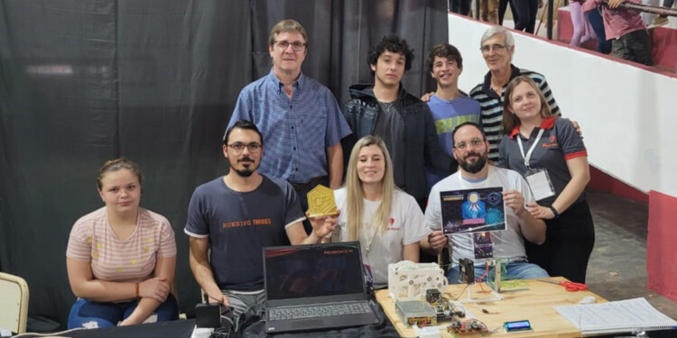 CAPIOVICENSES. El equipo premiado está conformado por adultos que asisten a la Red Maker de Capioví y que lograron readaptar un modelo de reciclaje utilizado en Europa.