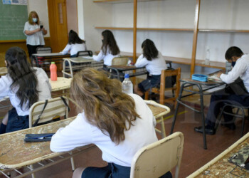 Oratoria en clases: una ley para paliar las dificultades comunicativas de los alumnos