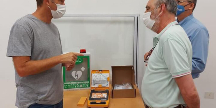 CLAVE. Además de atención médica, el policonsultorio cuenta con un equipo de Desfibrilador Externo Automático.