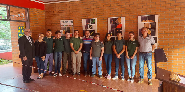 EQUIPO. El grupo a cargo del proyecto “Ar Arsat” con el Subsecretario de Escuelas Técnicas de Misiones y el Supervisor zonal.