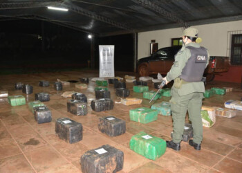 Hallan camioneta abandonada con más de una tonelada de droga