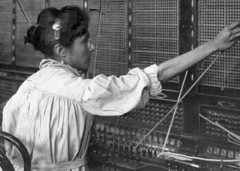 Mujeres que conectaron a los argentinos desde las primeras centrales telefónicas